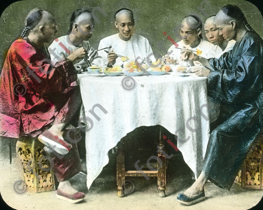 Essende Chinesen ; Chinese meal - Foto simon-173a-028.jpg | foticon.de - Bilddatenbank für Motive aus Geschichte und Kultur